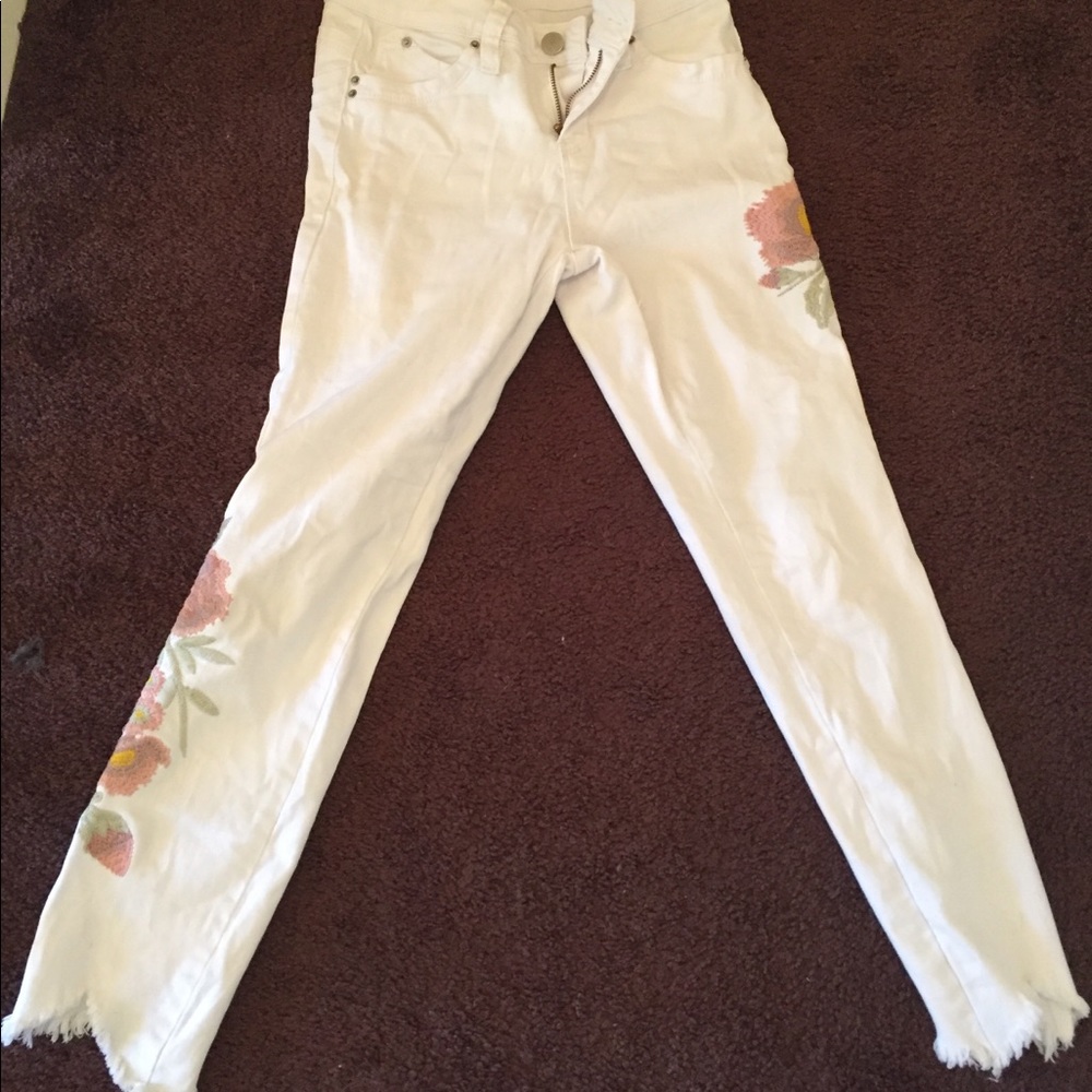 3/$12 YMI white raw edge cropped jeans